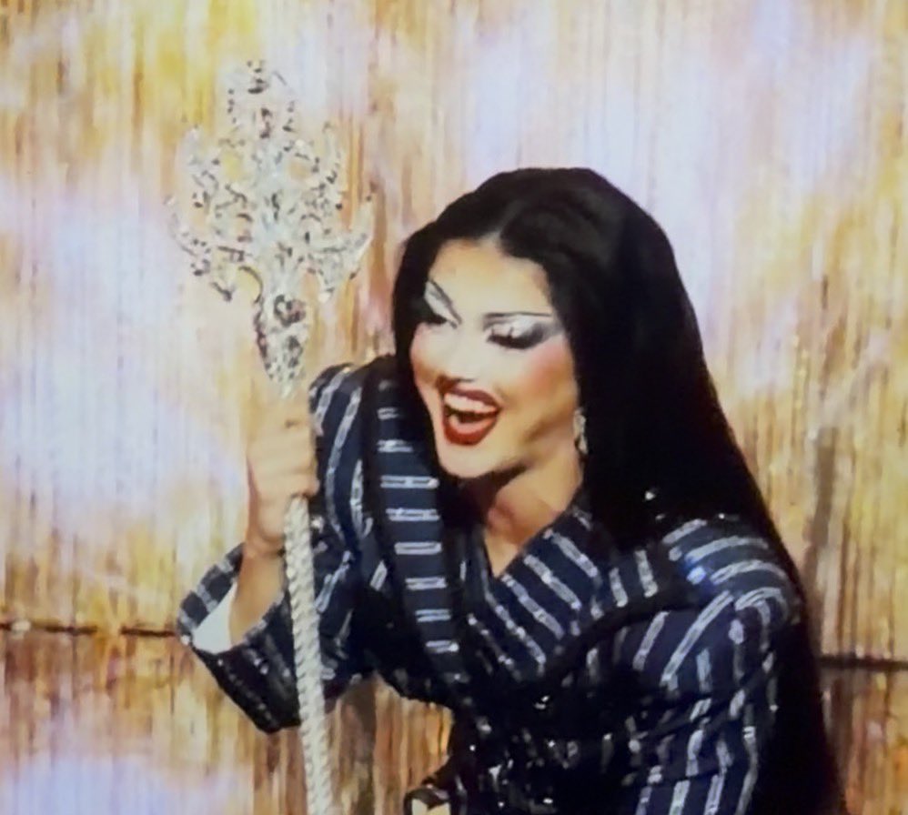 AMERICA’S NEXT DRAG SUPERSTAR IS MYKI MEEEKSSSSSS!! 👑👑 #DragRace