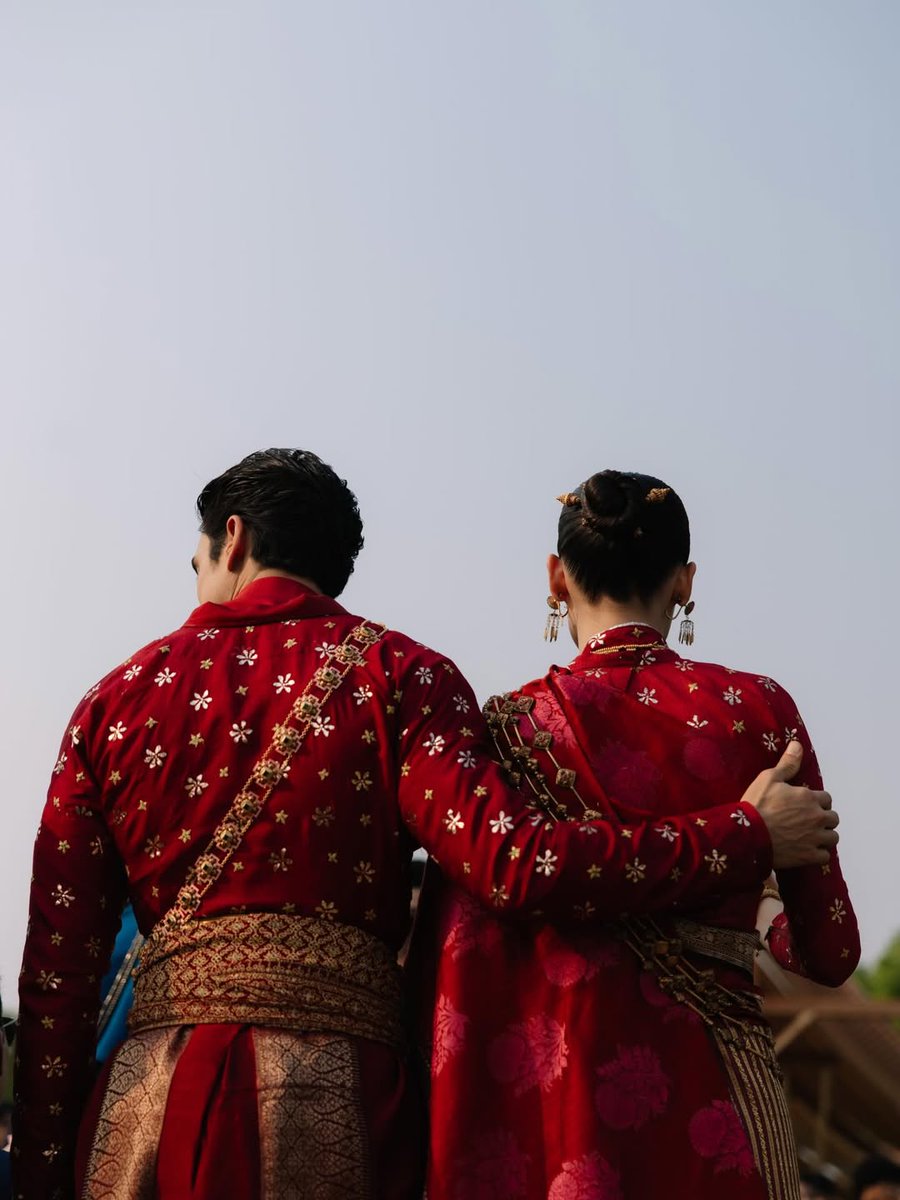 News5PH's tweet photo. YAYA AND NADECH FINALLY TIED THE KNOT!🌾❤

Ikinasal na ang Thai celebrity couple na sina Nadech Kugimiya at Urassaya Sperbund nitong Biyernes, April 17.

Nag-date ang dalawa sa loob ng 15 years. Inanunsyo nila ang kanilang engagement noong June 2023.

📸: Urassaya Sperbund/Instagram