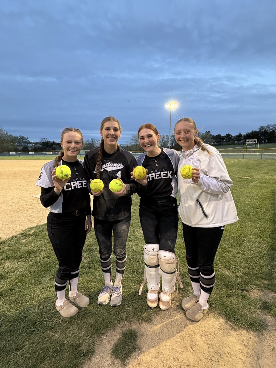 Mustang_SB's tweet photo. 🧹🧹2 sweeps in Marysville JV wins 18-0 &amp; 12-0. Varsity wins 9-5 &amp; 16-4. 49 hits all together. 26 players-2 managers doing all kinds of things to make RC proud. 💣💣💣💣💣on the night #team30🥎🖤🤍🐘 https://t.co/3va50k1gI9