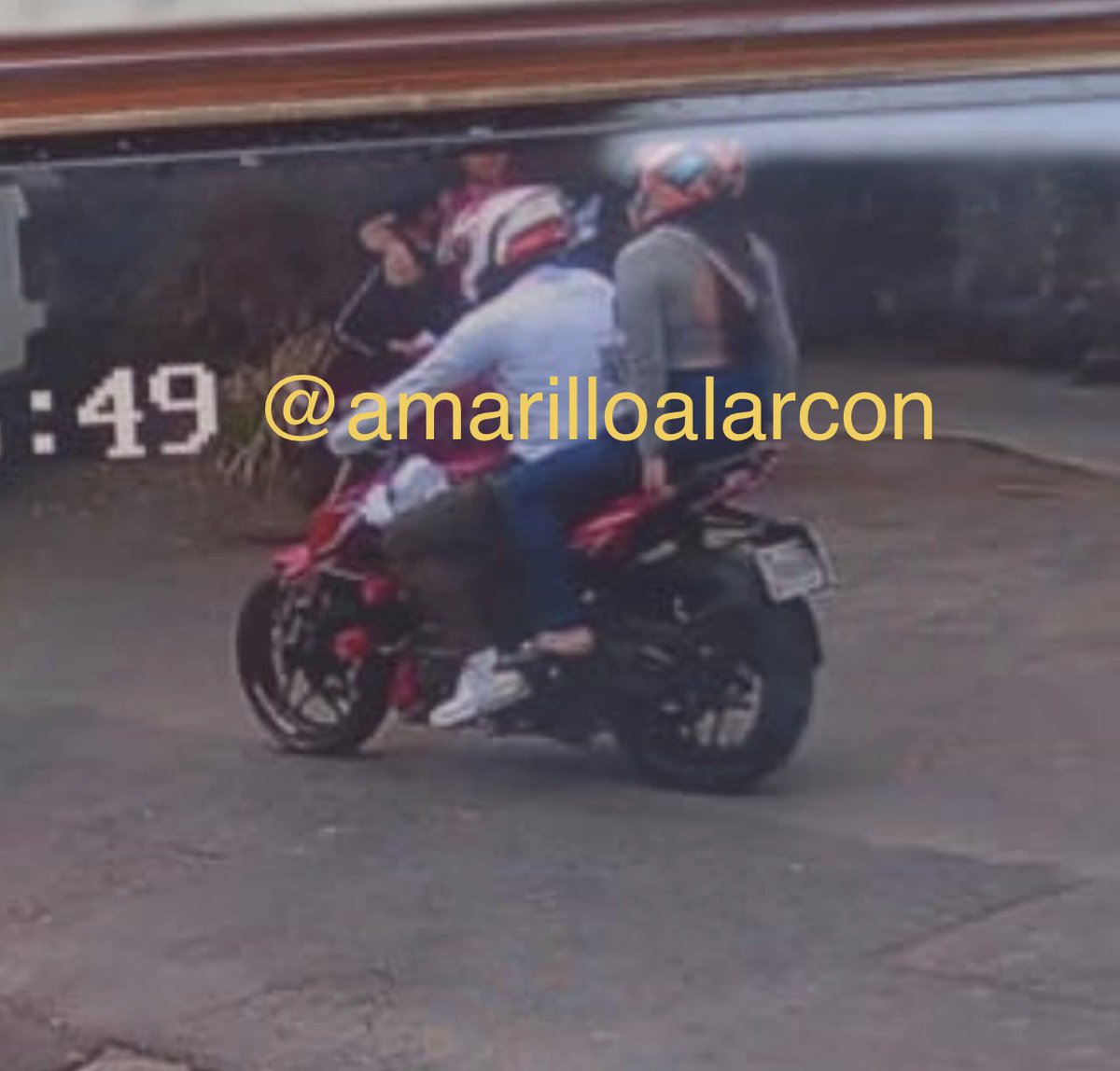 amarilloalarcon's tweet image. ‼️ los últimos minutos de vida de Édith Guadalupe, a bordo de la #Motocicleta de #Uber 
Imágenes en motocicleta antes de ingresar al edificio de revolución 829, donde fue hallada sin vida debajo de un montículo de arena en el sótano del inmueble