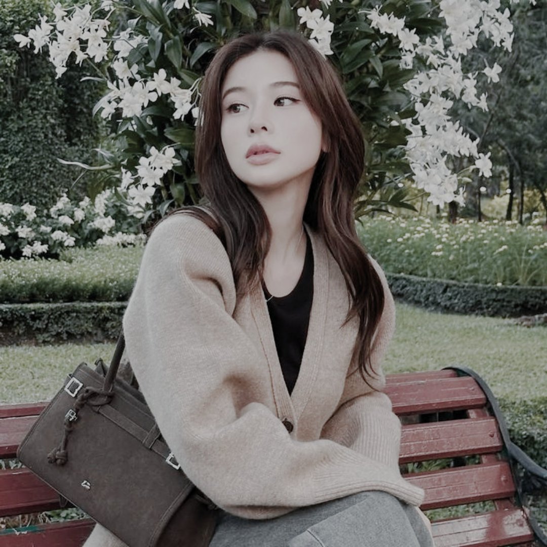 dearoflily's tweet photo. @TamagoPost ⠀
⠀
𝟭𝟵𝟵𝟲,    𝗣𝗘𝗔𝗥𝗟𝗬 𝗧𝗔𝗡.
Wajib membawa perona bibir
saat bepergian. 

Kamu, punya juga? 
⠀
⠀ https://t.co/cSgFNuZGUN