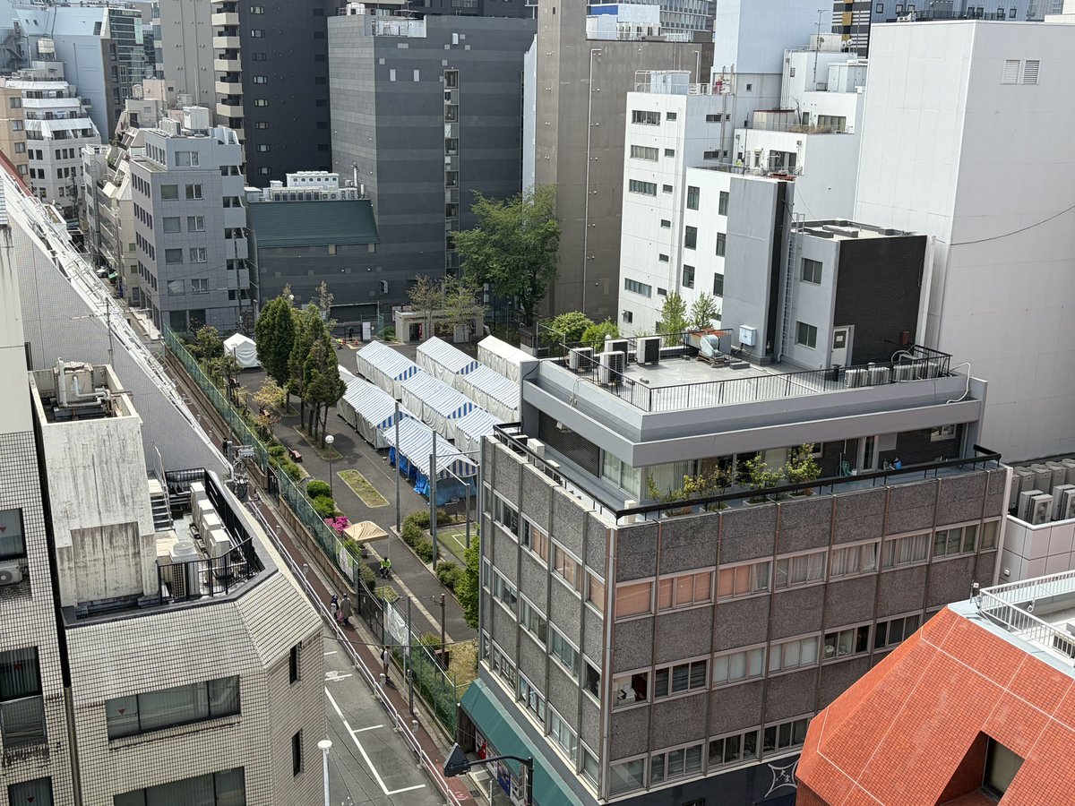 ginshod's tweet photo. 古本博覧会最終日、間もなく開場です。
いつもよりより品物を増やしてお待ちしています。 https://t.co/eBYUhp1WMZ