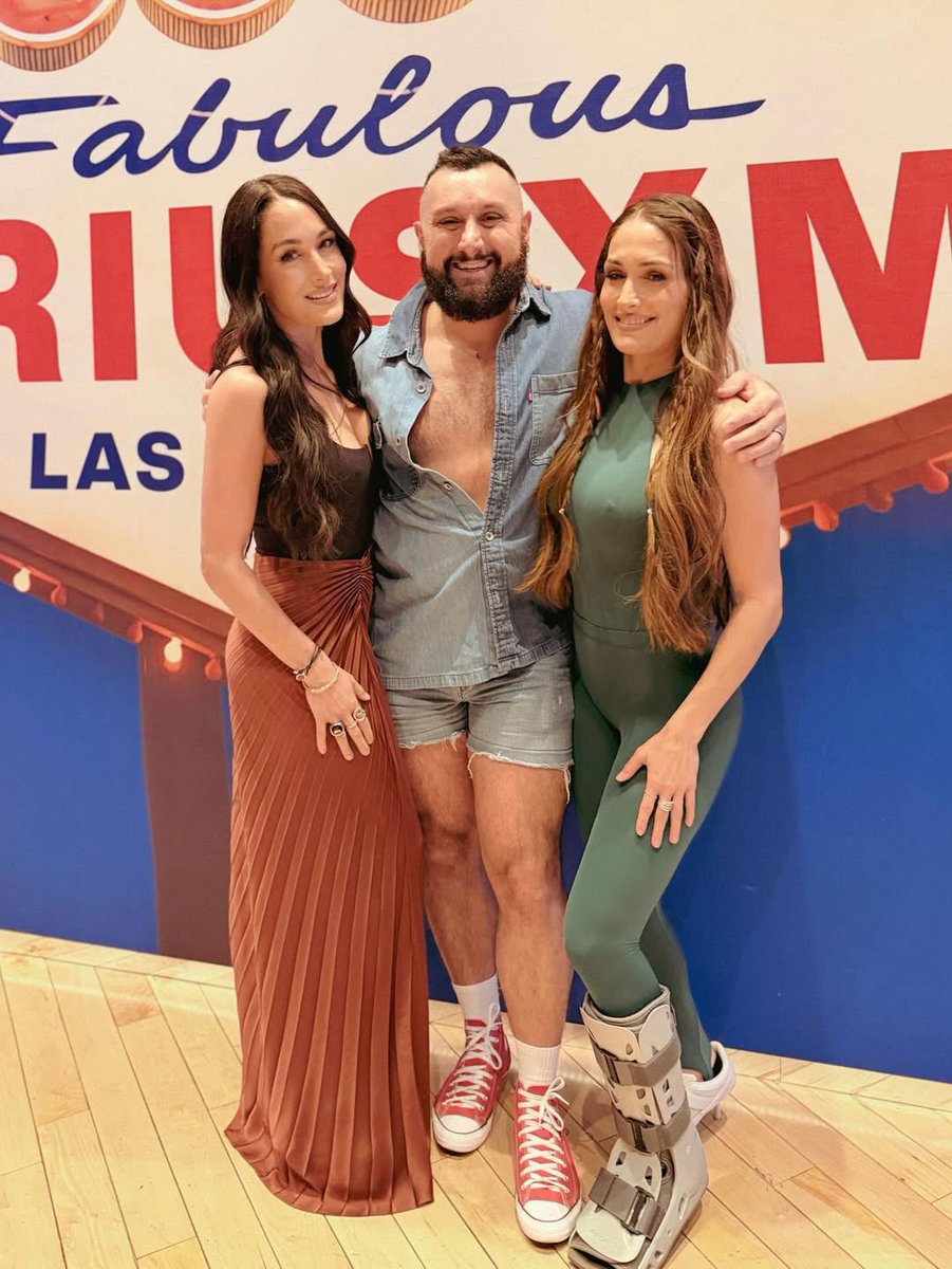 BellaArmy4E's tweet photo. The Bella Twins with a fan in Las Vegas

📸: @JakeIsntJacob https://t.co/vCXR4mxPju