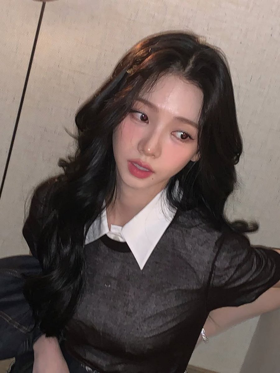pendxnts's tweet photo. @TamagoPost ㅤ
ㅤ
Agatha Madeleine, 1997.
Belakangan ini lagi suka sama warna emerald green, sampai berniat mau cat dinding apartment dengan warna ini. Calon kawan warna favoritenya apa? Ayo berteman?

(Crime-OCRP, ENG/INA)
ㅤ
ㅤ https://t.co/X1lqKMFB7W