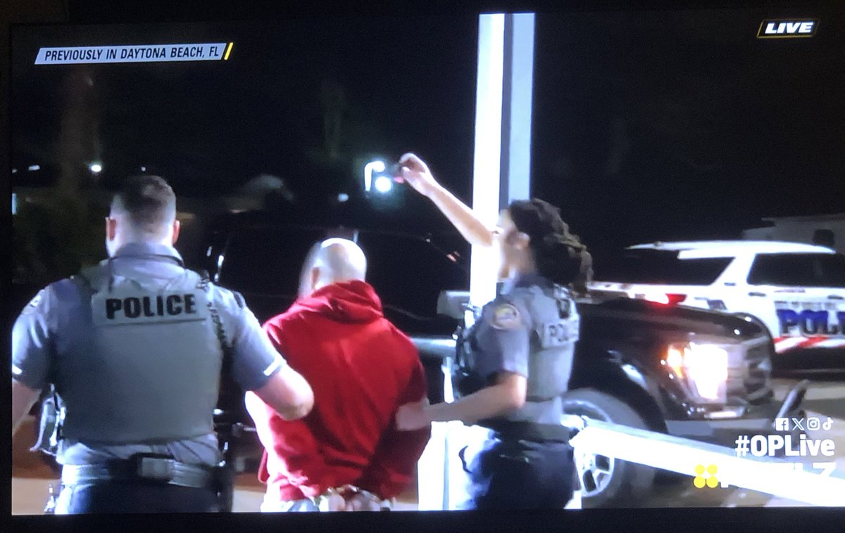 steviecoolest's tweet photo. Is that officer on the right trying to blind everyone? #glare @OfficialOPLive #OnPatrolLive #OPLive #OnPatrolNation #OPNation @ReelzChannel #REELZ @danabrams @CurtisWilson275 https://t.co/Kl65K81aCG