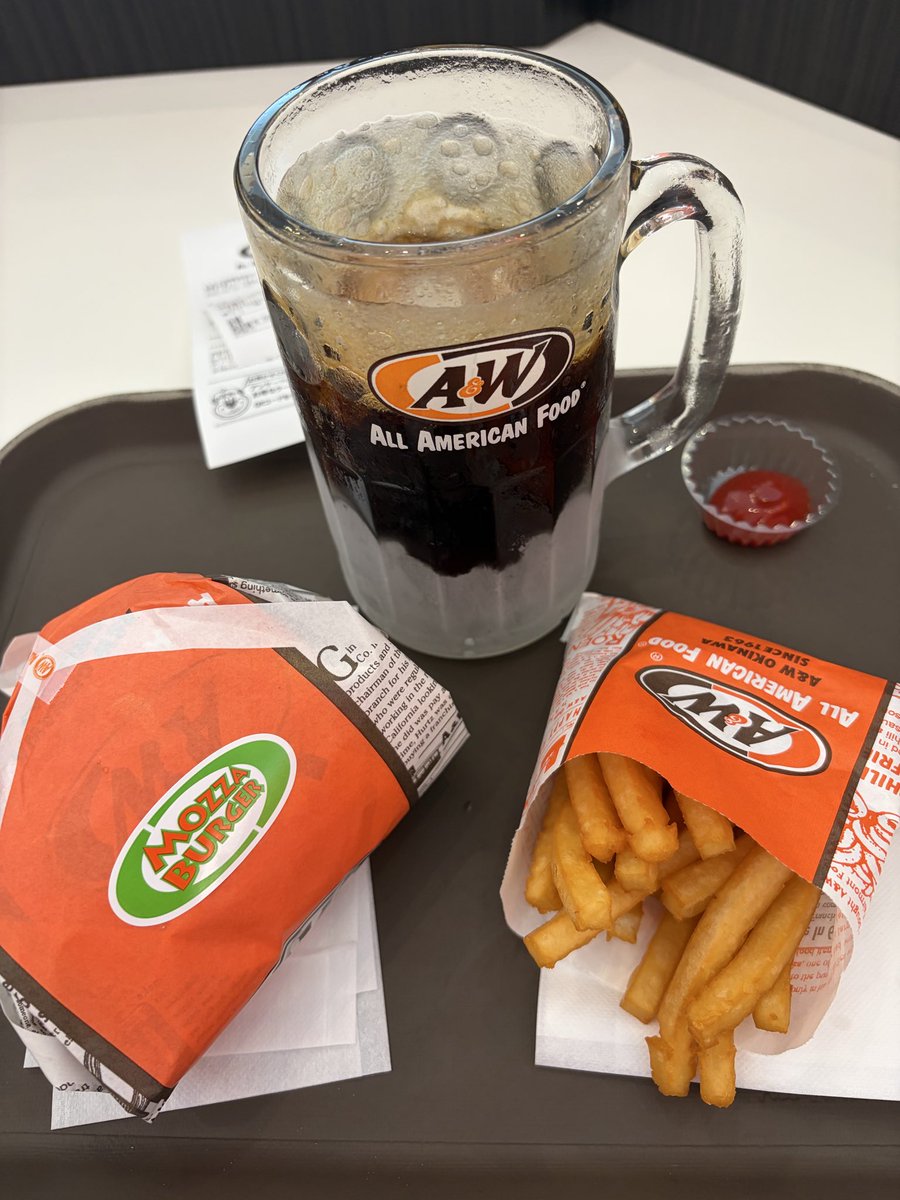 mutsureok's tweet photo. エンダーのジョッキは重い https://t.co/7ovpABZBe8