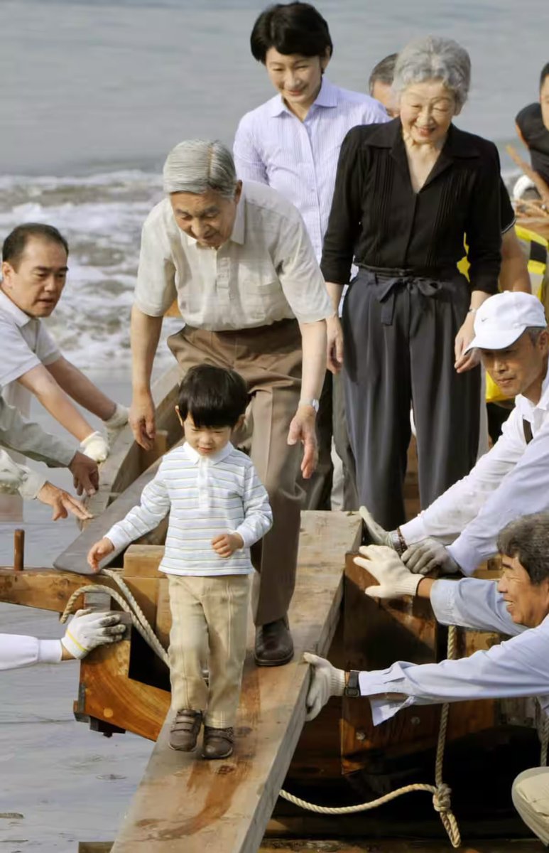 悠仁親王殿下は暗殺された崇峻天皇の遺児である蜂子皇子のお墓参りをされました。
勿論、パフォーマンスでも公務でもなく自然に…。
大政奉還を受けた明治天皇が真っ先に崇徳院を祀ったように、天皇とはそういうことを大切になさるもの。
悠仁親王殿下は正に天皇の器。

秋篠宮家の教養は素晴らしい…