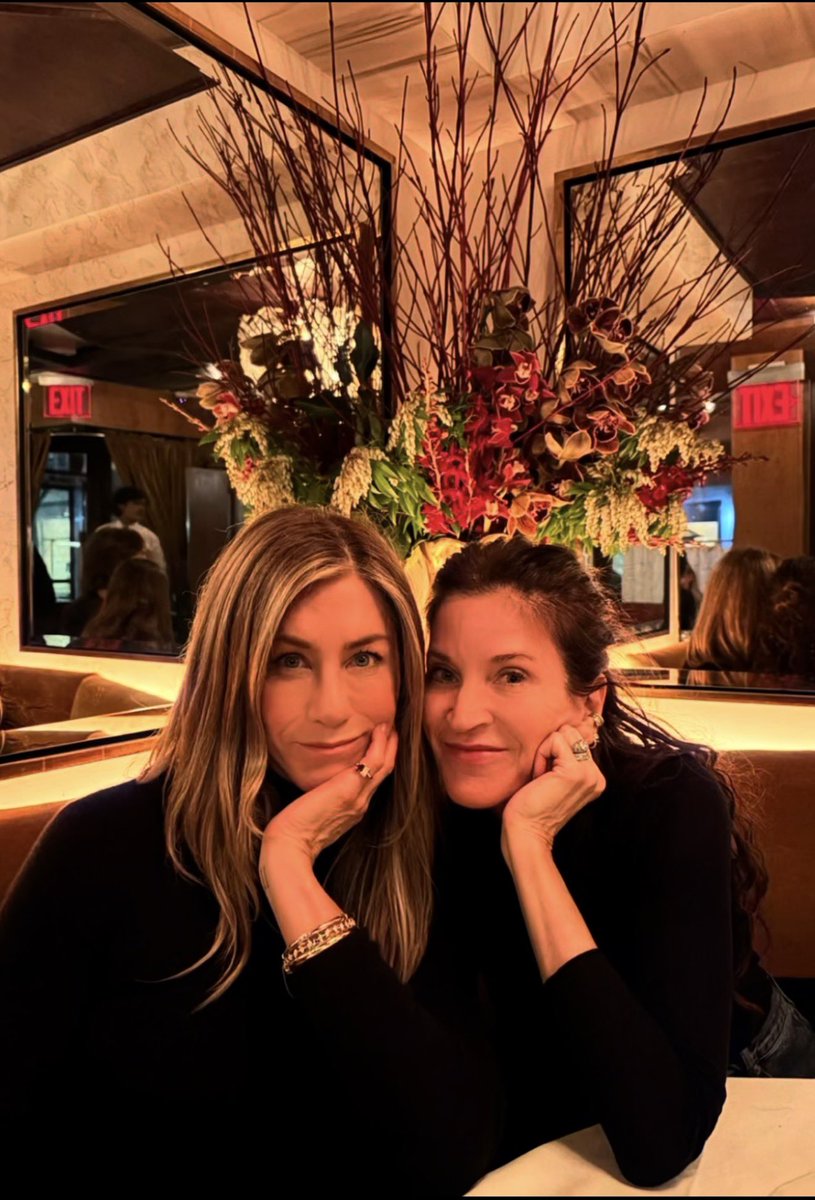 CarolAniston tweet media