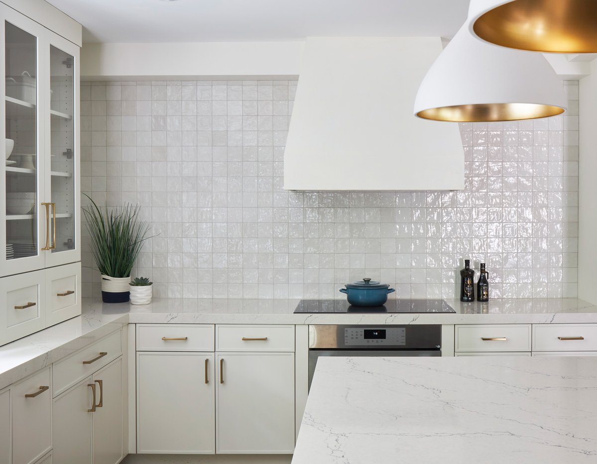 KDPartners's tweet image. This homeowner had a goal of making her new kitchen as earth friendly as possible. She opted for a Thermador Energy Star induction cooktop and is pleased with how quickly she can bring a pot of water to a boil. 🌿
#EarthDay #KitchenDesign #SustainableLiving
📷 Michael Alan Kaskel