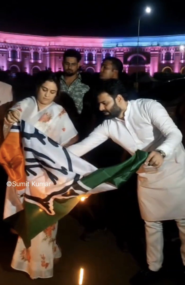 ashishabpp's tweet photo. अपर्णा यादव द्वारा कांग्रेस का झंडा जलाने की घटना गंभीर है कांग्रेस के झंडे में तिरंगे के रंग भी शामिल हैं ऐसे में यह राजनीतिक विरोध नहीं, बल्कि संवेदनशील मुद्दा बन जाता है।
FIR दर्ज कर उचित कार्रवाई की जानी चाहिए
@dg @LkoCp
@yadavakhilesh
@RahulGandhi
@priyankagandhi
@INCIndia https://t.co/J7zY8UcA3v