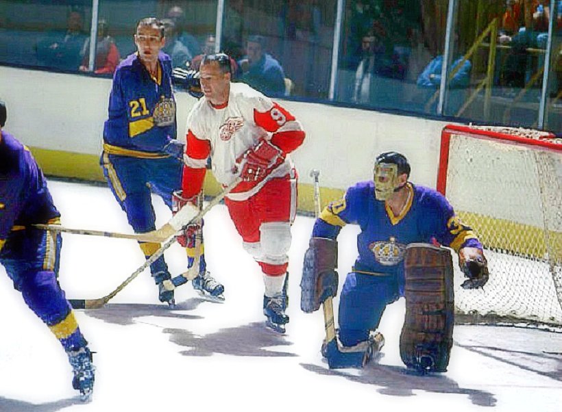 Berger_BYTES's tweet image. Gordie Howe - Mr. Hockey - late in his career, after expansion in 1967-68. Lurking (left) near former #Detroit teammate Terry Sawchuk of the Los Angeles Kings. And, facing off at a rather empty Oakland Coliseum-Arena against the #Seals. #Leafs #LeafsForever #LAKings