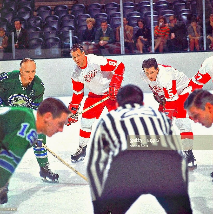 Berger_BYTES's tweet image. Gordie Howe - Mr. Hockey - late in his career, after expansion in 1967-68. Lurking (left) near former #Detroit teammate Terry Sawchuk of the Los Angeles Kings. And, facing off at a rather empty Oakland Coliseum-Arena against the #Seals. #Leafs #LeafsForever #LAKings