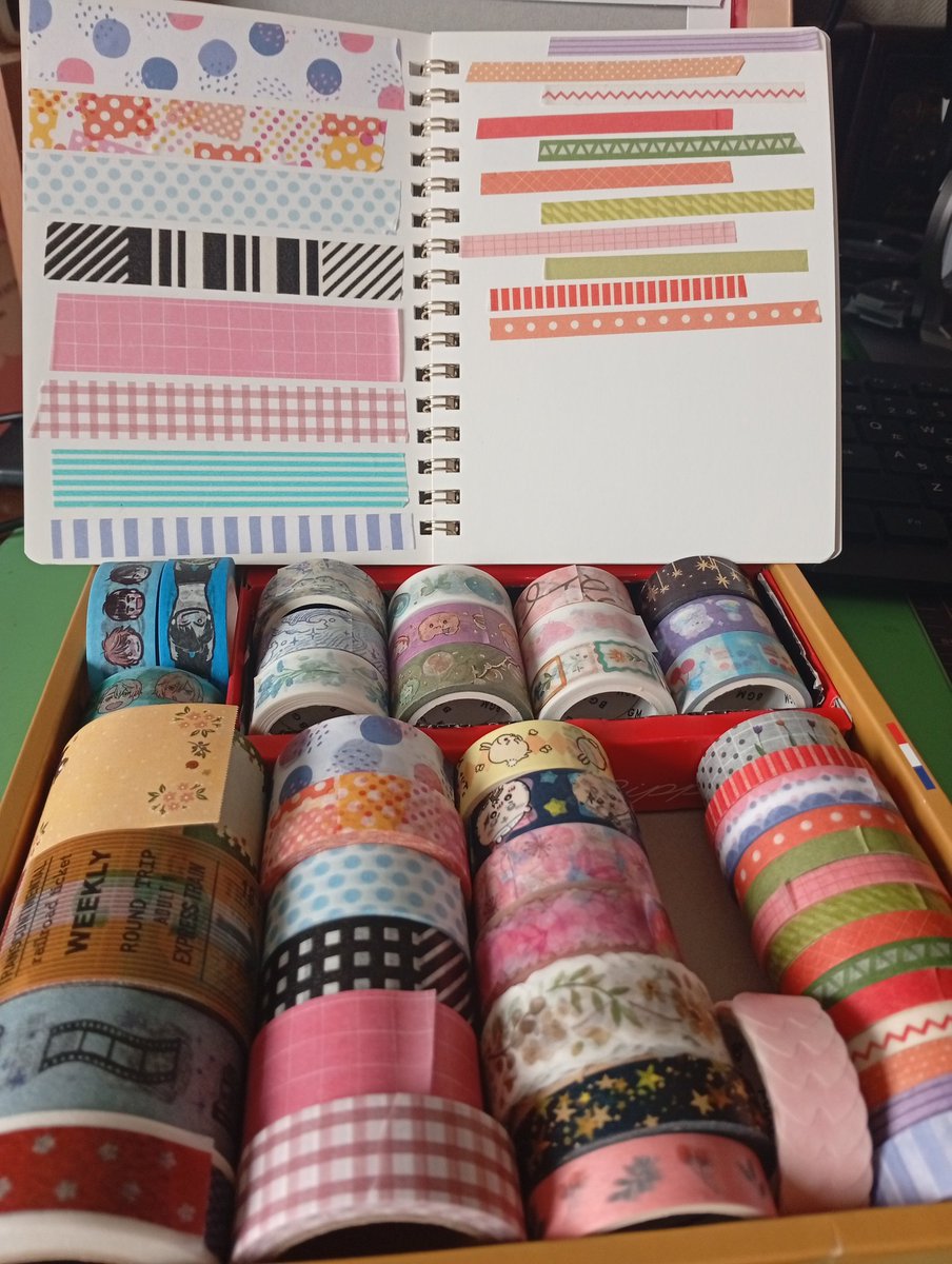 マステ箱に入る分しかマステは買わないと決めてたけど、シール帳買ってきてマステ整理してたら、あれ？まだ箱にマステが入るスペースあるやんと気付いたよ。（あと2個は買える？🤣）