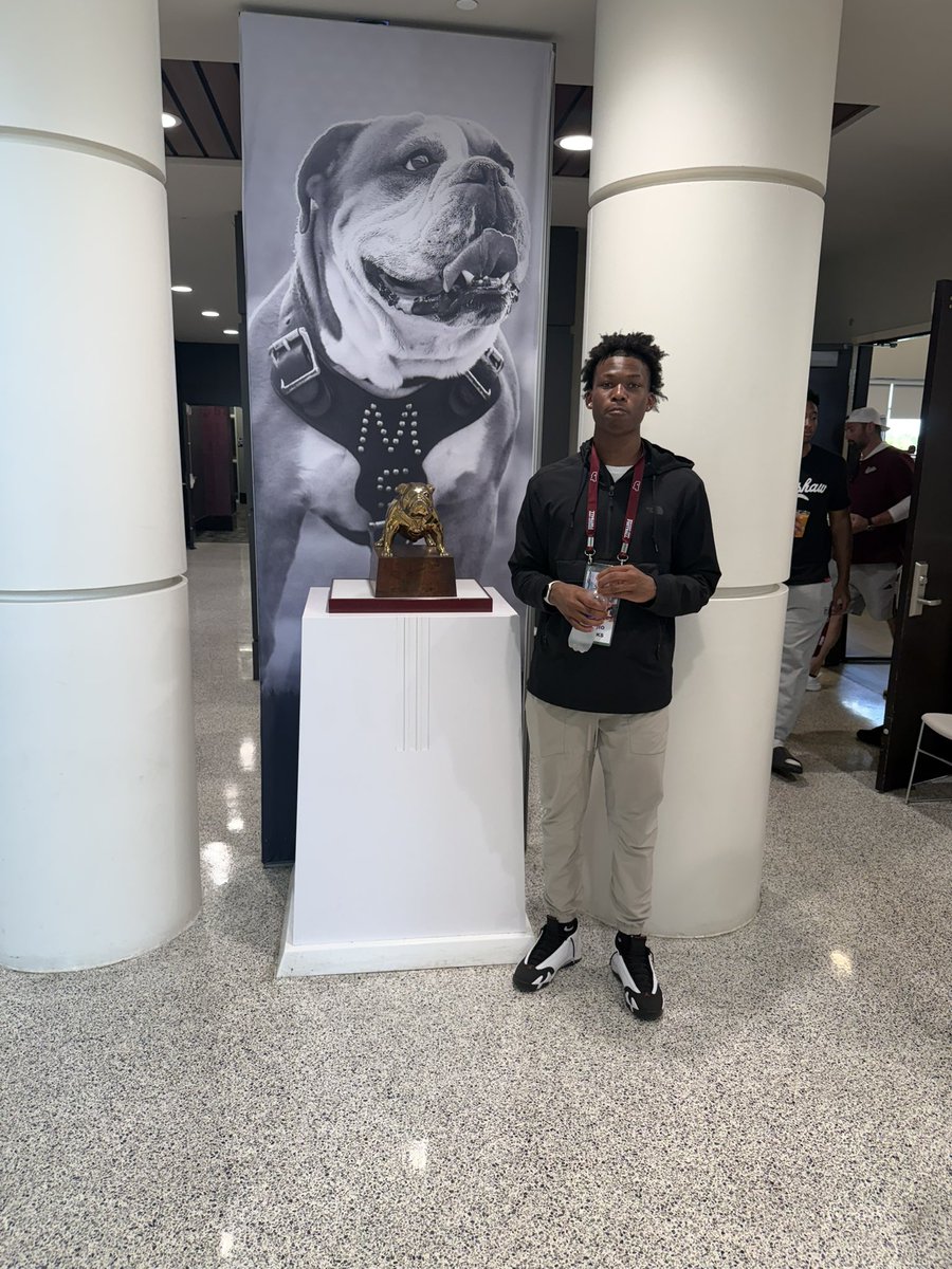 BurksMario66720's tweet photo. Had an amazing time at @msstate yesterday. Thank you @Lee_Wilbanks for the invite! 
@HailStateFB @HailState @PassAthletics 
@PassChristianFB @jeff_stockstill @Coach_Stansbury @Coach_Brasfield @coachAlridge 
@CoachDLindsey @CoachPMonty https://t.co/R1rWV2gkZy