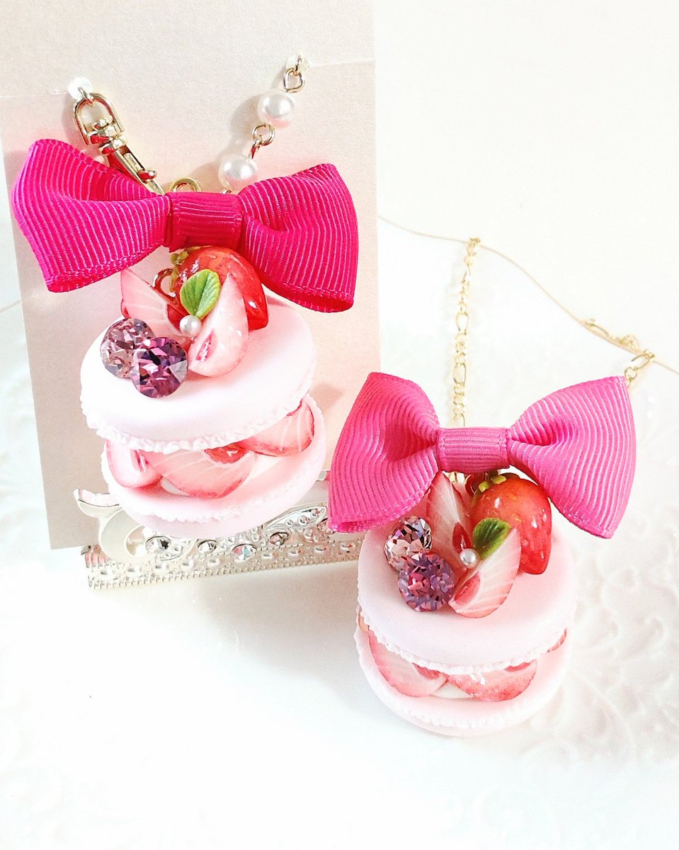 指輪とお揃いの
バックチャームとネックレス📿✨
大粒クリスタルをデコレーションした
華やかな作品です✴

#カワスタ #ハンドメイド
#ロリータ　#ロリィタ