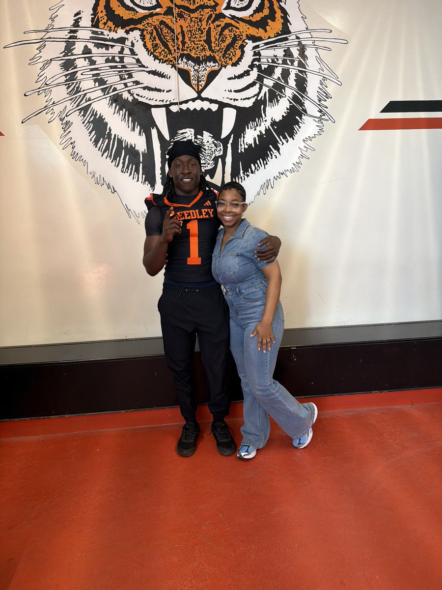 AlsonMcarthy's tweet photo. Thank you @Coach_Hart15 @coachcueva12  @ReedleyCFB for having me today on an official visit blessed to be here thank you for everything go tigers🖤🧡  @JUCOInsiderRep @JUCOTopTalent @JUCOFFrenzy @247recruiting @One11Recruiting @RivalsCamp @TomLoy247 https://t.co/Q9qjbnxEdq