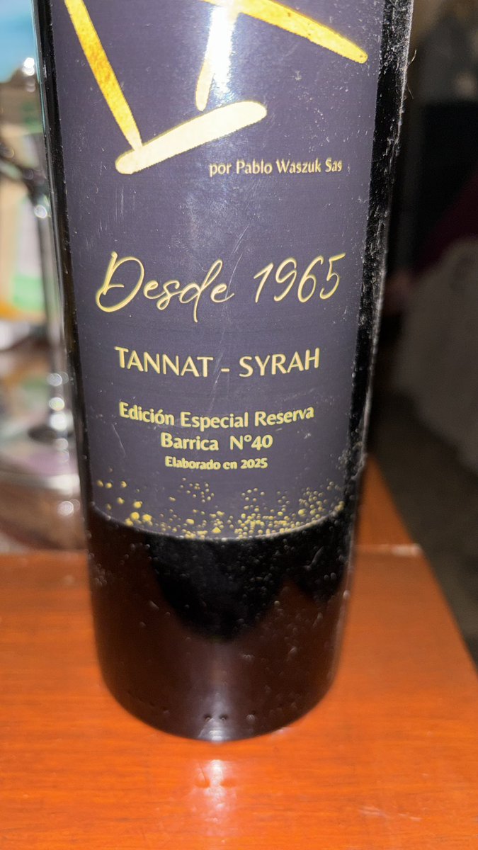 bef123456's tweet photo. Abrimos este bonito vino que me regalaron para mi cumple.  Después de probarlo y decir que rico che. Nos dimos cuenta que solo se hicieron 300 botellas. 300!!!  😖😭 https://t.co/rntkLgPx8n
