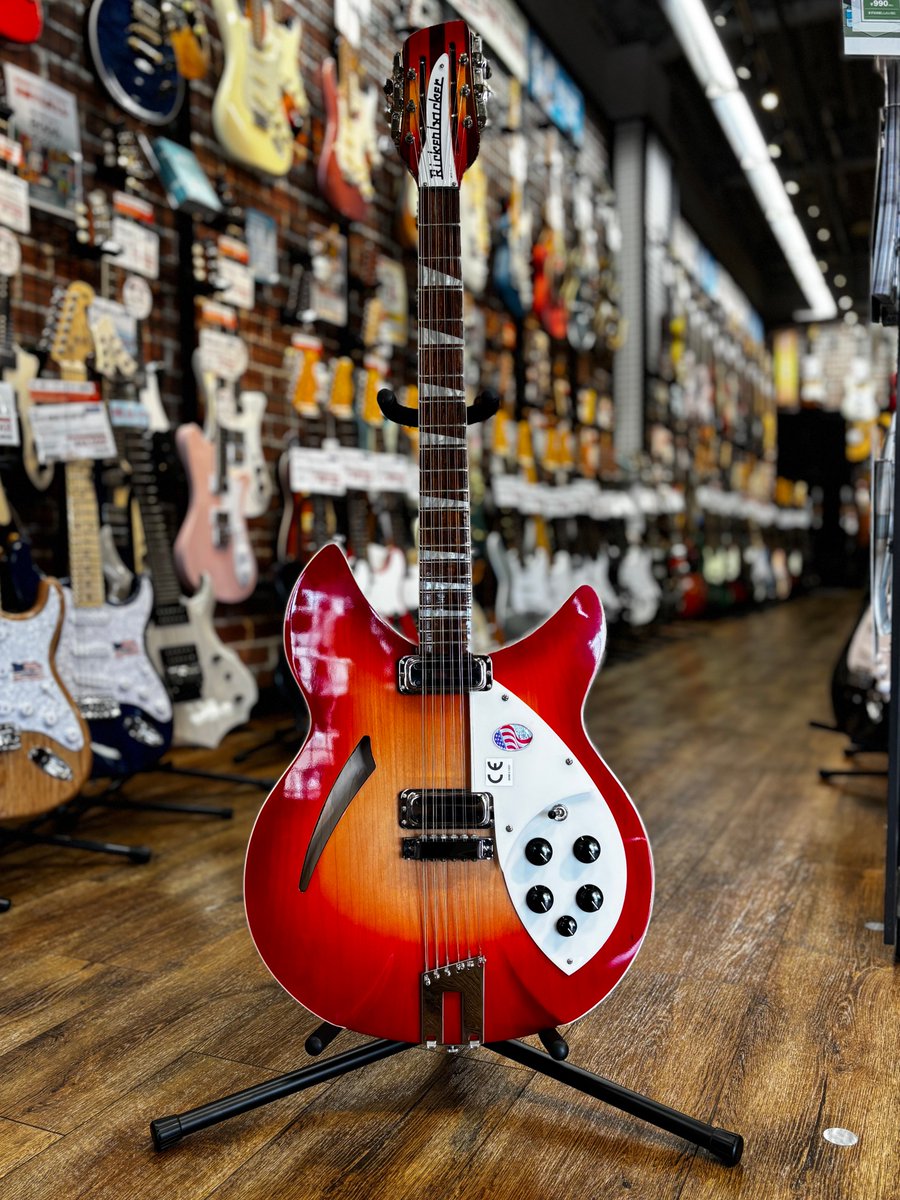 shima_rinkuu's tweet image. 【朗報】あのビートルズ「ジョージ・ハリスン」愛用の12弦ギターとして有名な

”#Rickenbacker 360/12C63”

リッケンバッカーが入荷致しました！！

63年仕様を忠実に再現した一本になっております✨
商品ページは近日公開！
店頭で試奏いただけますので、お気軽にご来店ください！！