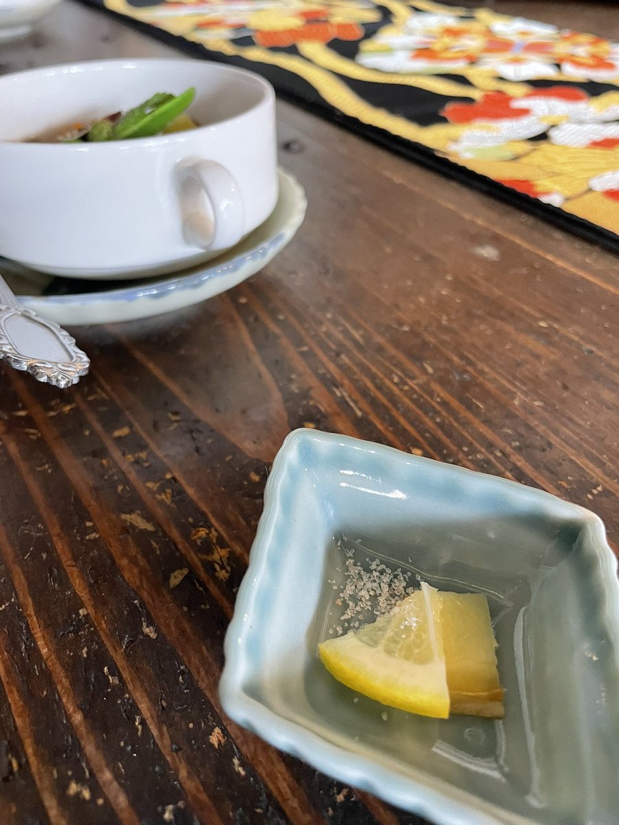 久方ぶりに友人に逢いに、ご飯を食べに行って来れた。変わらないおいしさがそこにあって自分が変わってしまったことに申し訳なさを感じていたけど何も変わってなかった。思い込み、執着、手離し、このタイミングがやってきたらそんなもんなんだろなって思えるようにだんだんなってるようです☺️