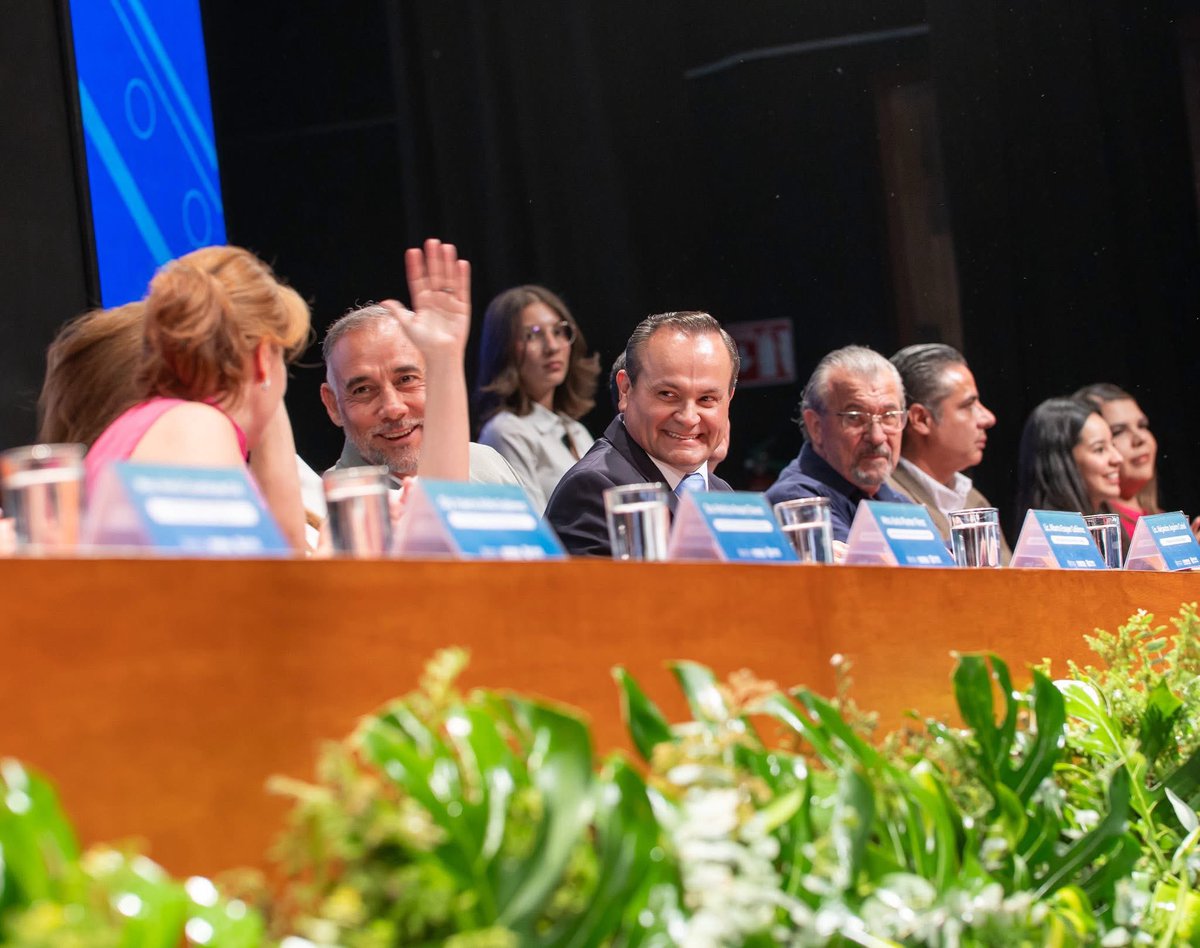 AlejandroA_C's tweet photo. Felicito a la Doctora Patricia Rosas Chávez, Rectora del #CUChapala, por su Informe de labores. Reconozco su disposición para colaborar con el Gobierno de #Chapala en proyectos que fortalecen la educación y el desarrollo de la región. https://t.co/KfqwgdIO5S