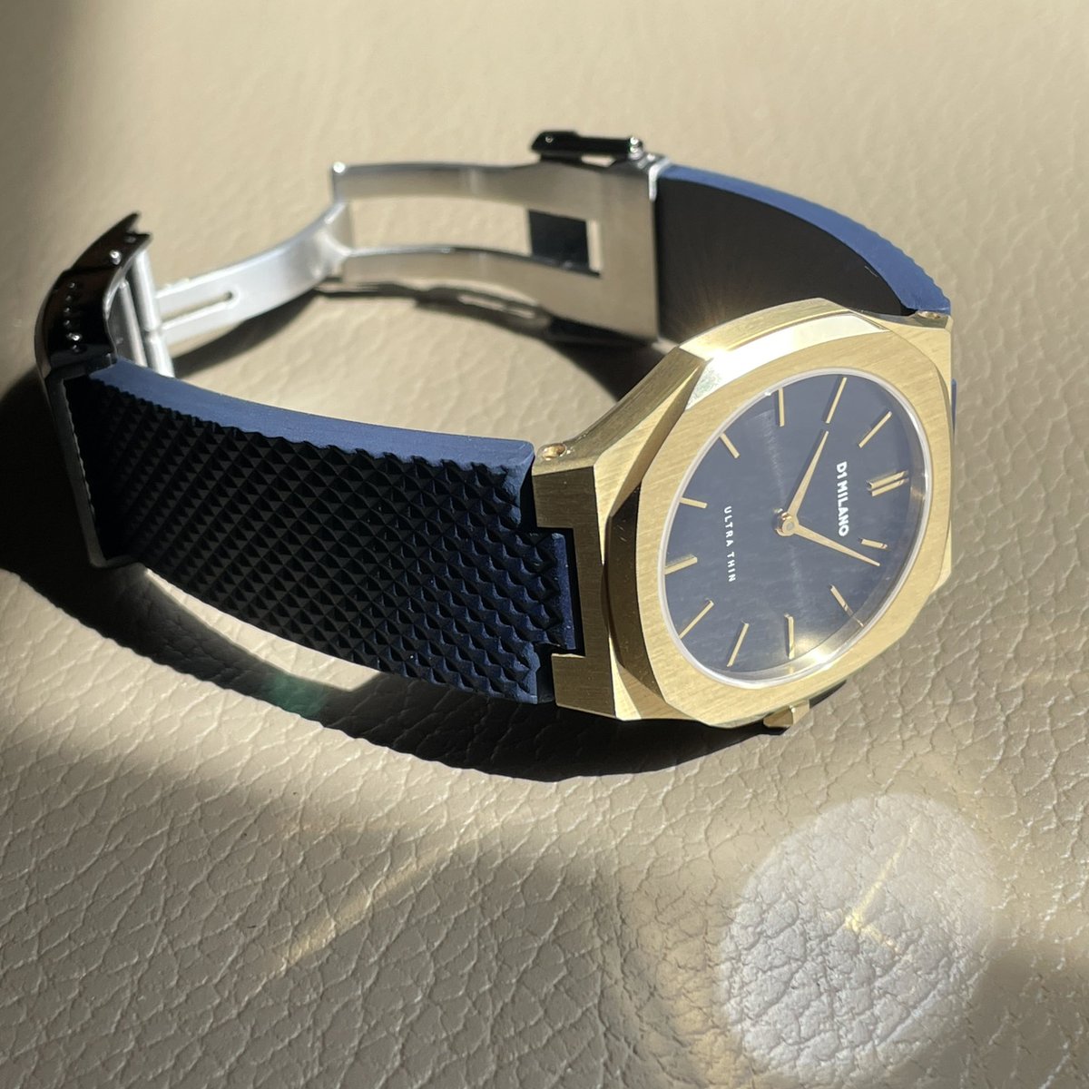 masaone_4103's tweet image. 皆様、おはようございます💁🏻‍♂️⌚️
妻に拒否られたD1 MILANOの時計を自分用に改造しました🙂‍↕️
こちらブレス一体なのですが、レディースサイズ（34mm）って事もありバックル部分に向けてのシェイプがキツくかなり細っそり（22mmからバックル部分で14mm程度）した印象です🤔