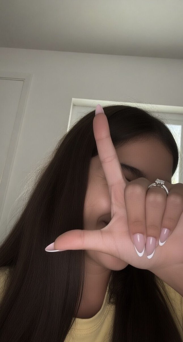 How does it feel losing control to a sweet thing like me and being my own personal verbal human punching bag? Leah has the dose of dopamine you’ve been fiending for 😘🥰 You need a pretty brat like me to take you down to ROCK BOTTOM 😵‍💫