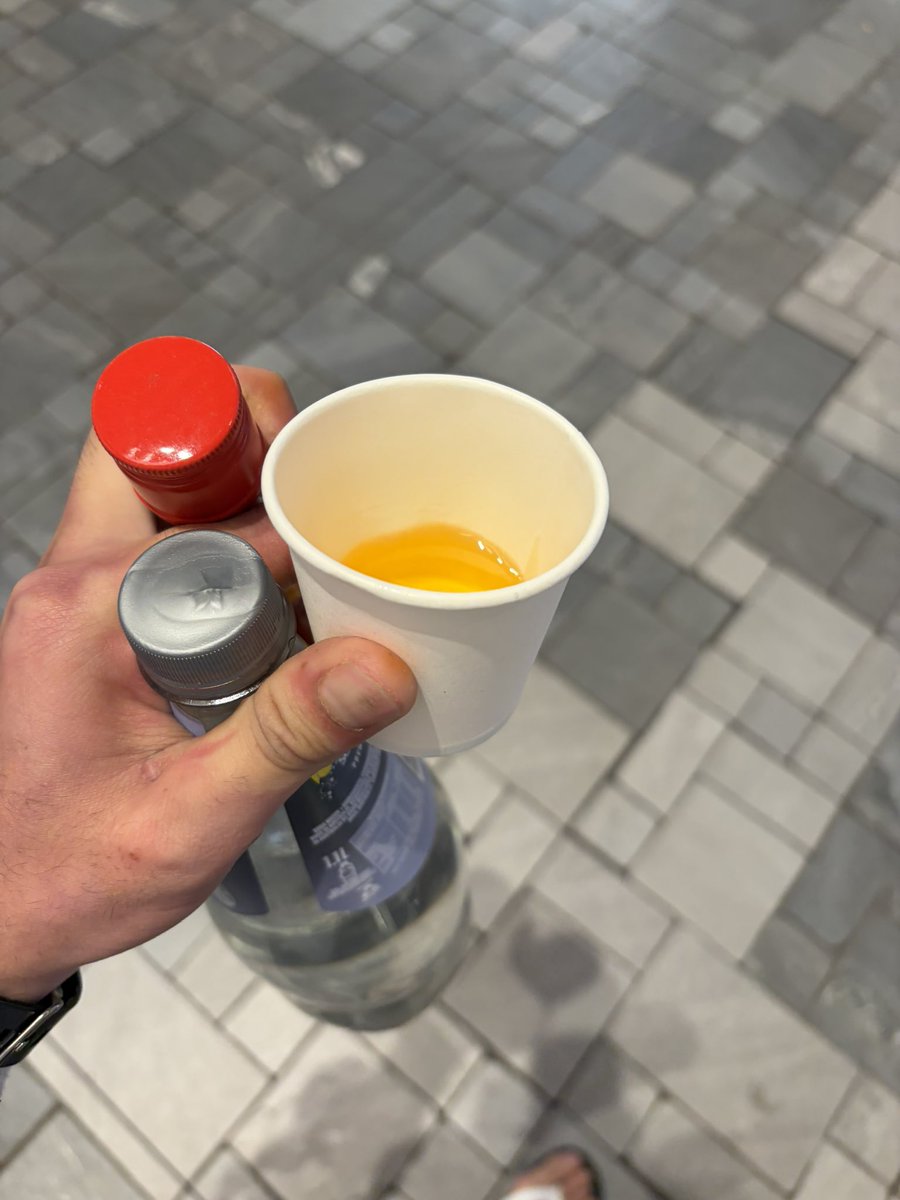 よく行く酒屋にお酒買いに行ったら今度からこれを置くんだよ試してみてよって言われ朝から酒を飲むハメに
試飲の量じゃない😐
あと甘すぎるウイスキーであんま好きじゃない