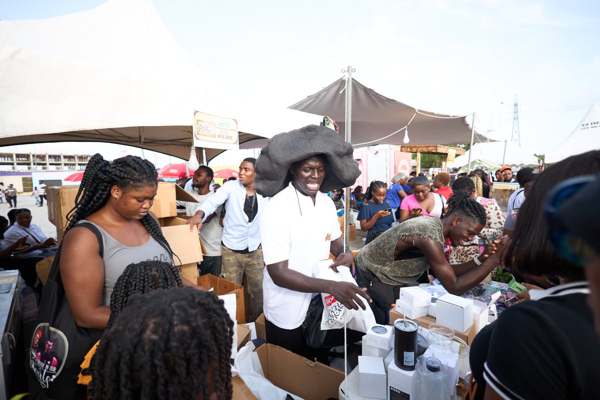 PorialsPitch's tweet photo. Costumers engaged directly with vendors at PorialsPitch last year https://t.co/yui5DOpVqz