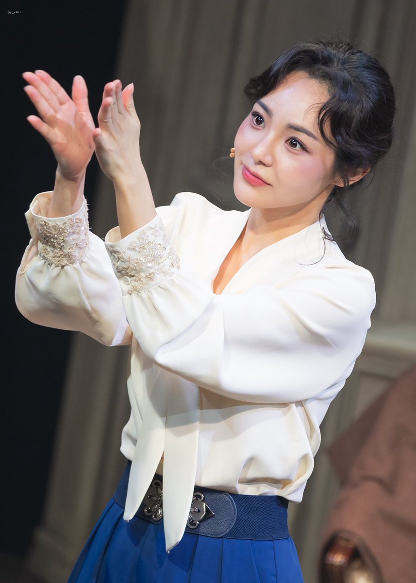 PO_CARI_'s tweet photo. 260417 더펜 커튼콜

엠마 #임예진

#포카리샷 https://t.co/mrvAczKUYu