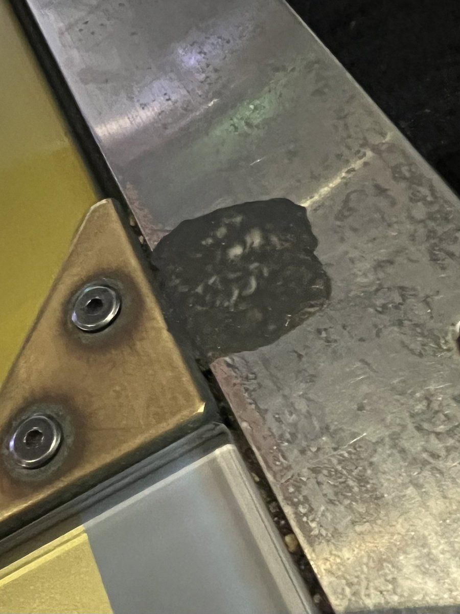 ガムがくっついてるのを見かけてはや10週
掃除おじさんになるのやなんだけど
はぁーぁ

お金使ってはいるけど、借り物なんじゃないんですかね

中に少し侵入し始めてるし
小石ちょっと入ってるし
店員さんもそこまで見れないと思うし
「掃除お願いします」ってメンテ用紙に書いておきます

モチベ⤵︎
