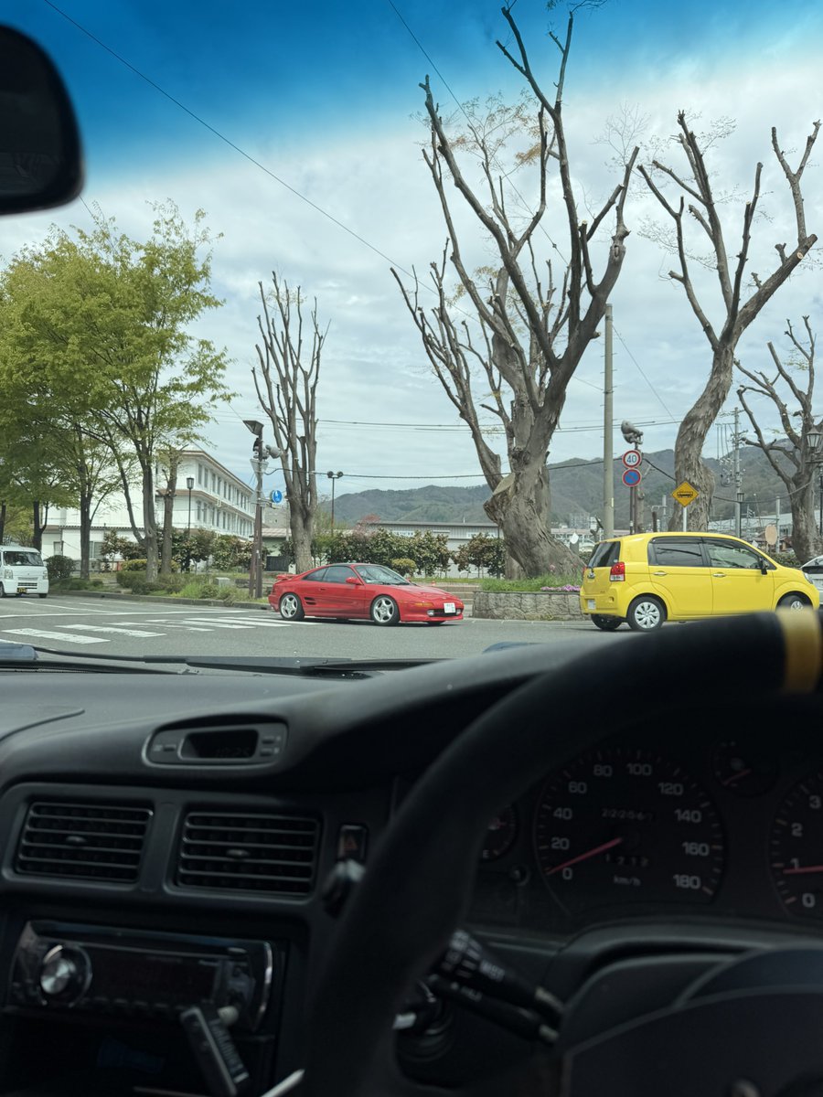 野生のMR2だ〜！
左ハンドルでスープラホイール流用しててかっこいい〜！