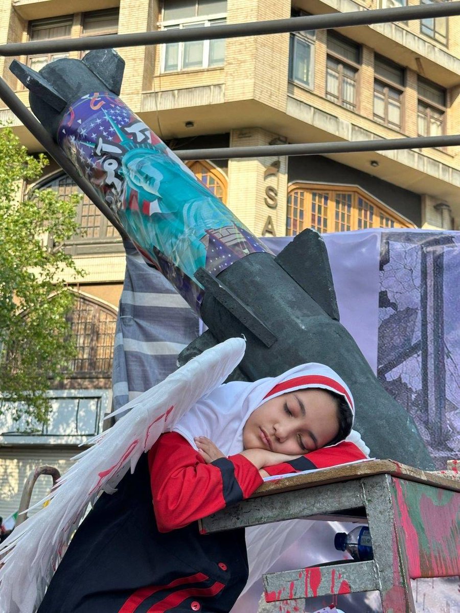 TheOPHindi's tweet image. मीनाब शहीद छात्रों की याद में लोगों ने उन्हें श्रद्धांजलि दी और उनके बलिदान को याद किया। यह घटना समाज को झकझोर देने वाली रही, जिसमें मासूम छात्रों की जान गई। 

#Minab #Tribute #Justice #Students #BreakingNews