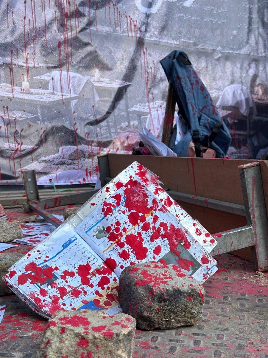 TheOPHindi's tweet image. मीनाब शहीद छात्रों की याद में लोगों ने उन्हें श्रद्धांजलि दी और उनके बलिदान को याद किया। यह घटना समाज को झकझोर देने वाली रही, जिसमें मासूम छात्रों की जान गई। 

#Minab #Tribute #Justice #Students #BreakingNews