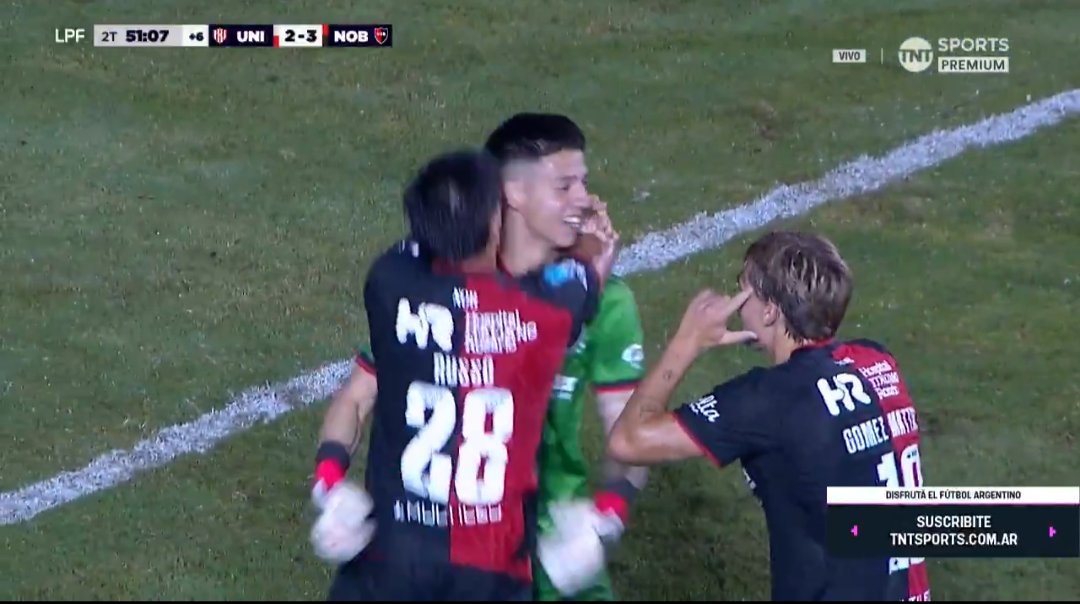 Gómez Matar haciendo el gesto de estás loco. 
Gero Russo reconvertido en 3 que convierte. 
Reinatti figura. 
Los pibes, siempre los pibes de Newells