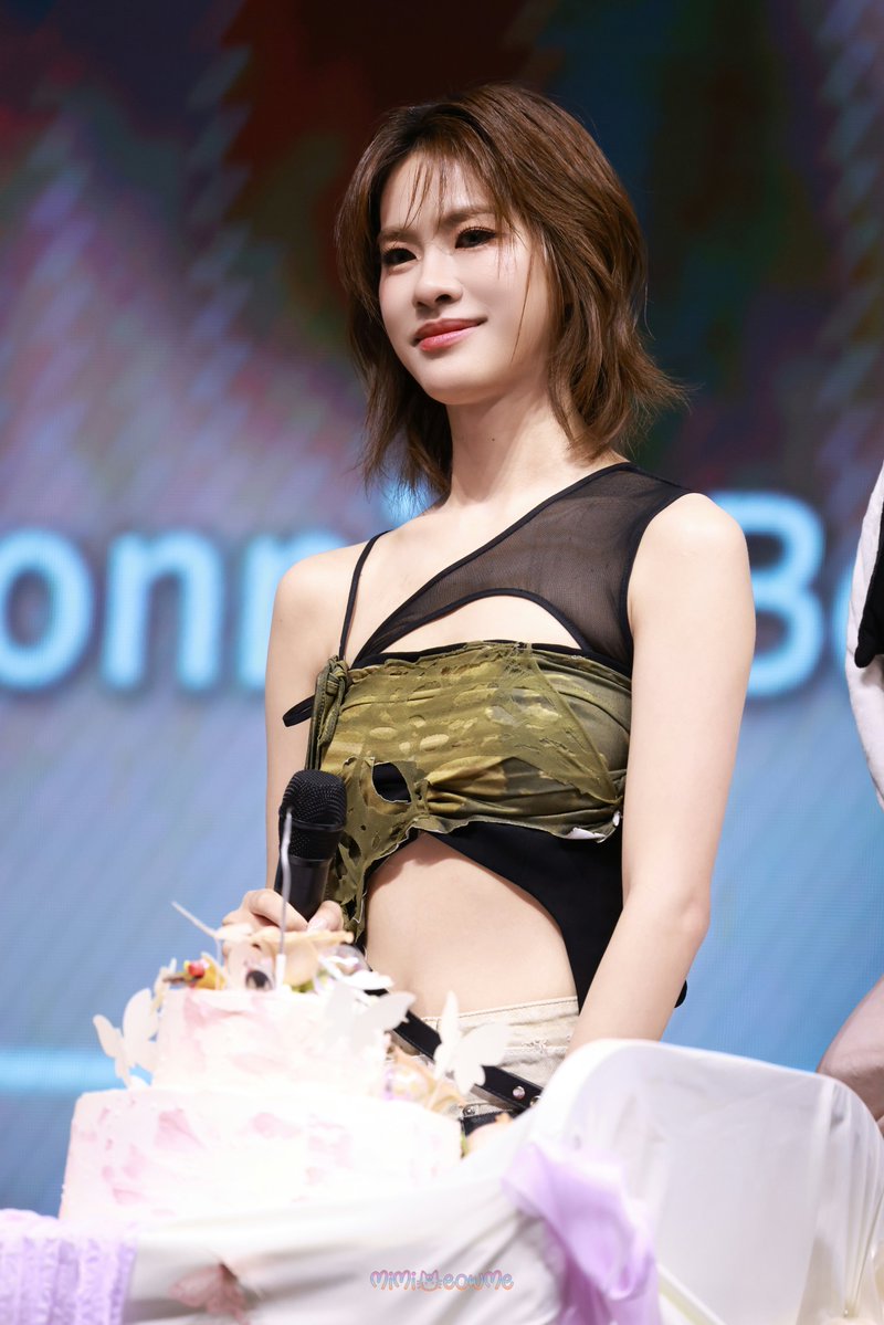 мιмιмєσωмє ≽^-⩊-^≼ tweet media