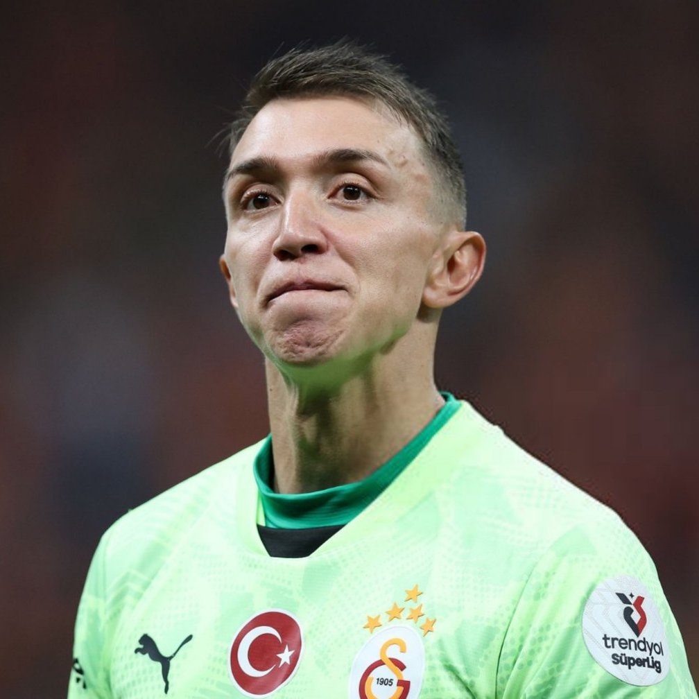 Muslera ve Mertens, Galatasaraylı futbolcuları görüntülü arayarak şampiyonluk için moral verip motive etti. (Takvim)