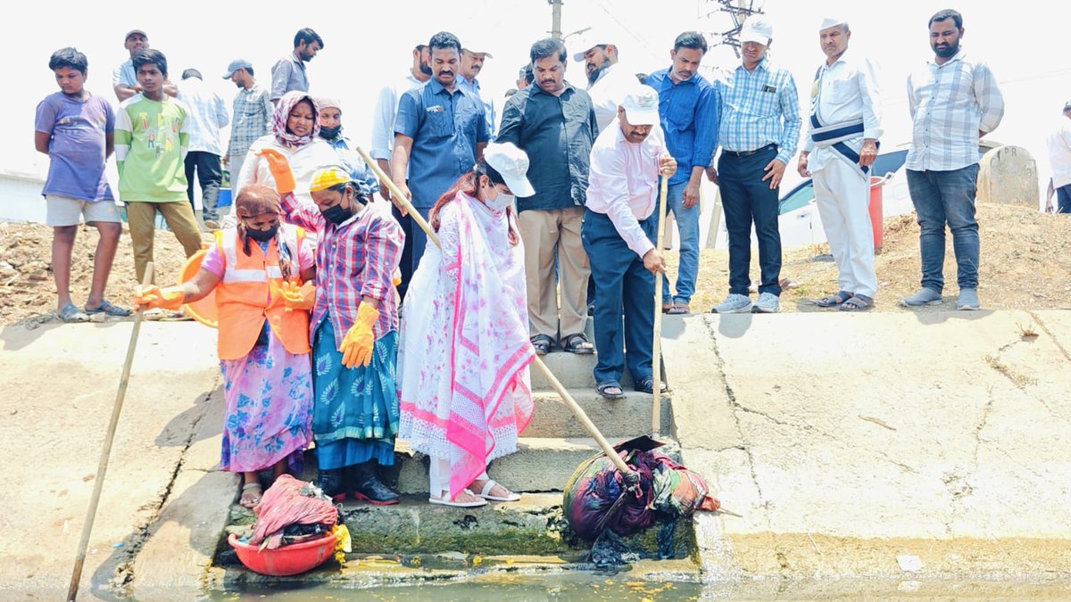 deiprknl's tweet image. Nandyal District Collector Smt. Rajakumari Gania participated in the “Swarna Andhra – Swachh Andhra” program at Ponnapuram Colony, creating awareness on cleanliness, environment protection and public participation. 
#Nandyal #SwachhAndhra #SwarnaAndhra
