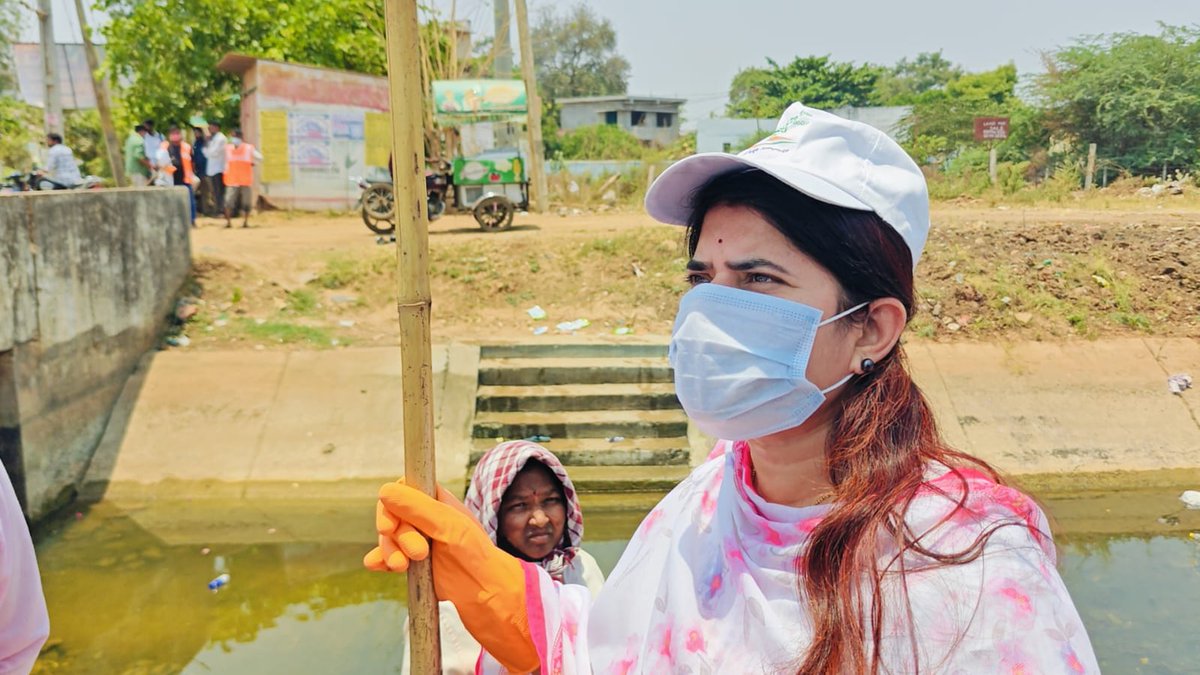 deiprknl's tweet image. Nandyal District Collector Smt. Rajakumari Gania participated in the “Swarna Andhra – Swachh Andhra” program at Ponnapuram Colony, creating awareness on cleanliness, environment protection and public participation. 
#Nandyal #SwachhAndhra #SwarnaAndhra