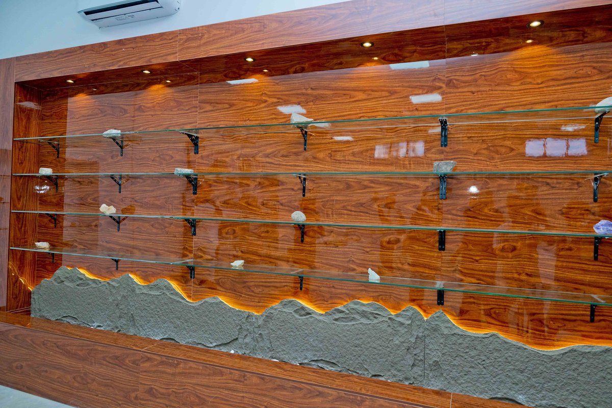 A state-of-the-art learning and research facilities, including facilities for research in hydrogeology, mineralogy and environmental geology, a seismic laboratory and seismic interpretation room as well as a library and digital museum. 

The facilities are designed to support