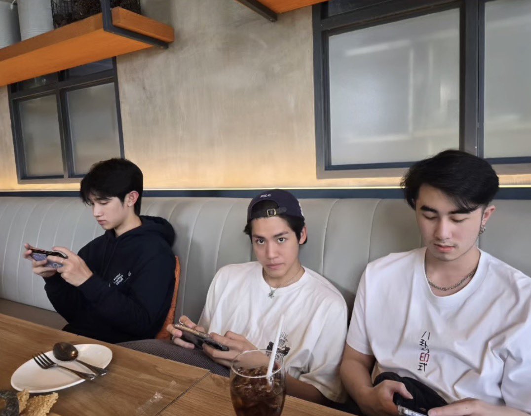 อุ้ยยย วันนี้ม่อนโปรยุด้วยกัน ทู้กวันนน  แถมมีพี่ปริ้นด้วยย เล่นเกมกันมันส์สุบบๆ 💙💚🎮😊 ฟีลครอบครัวเดียวกันเว่ออออ

#Almondbabybigboy
#ProgressPassawish
#AlmondProgress