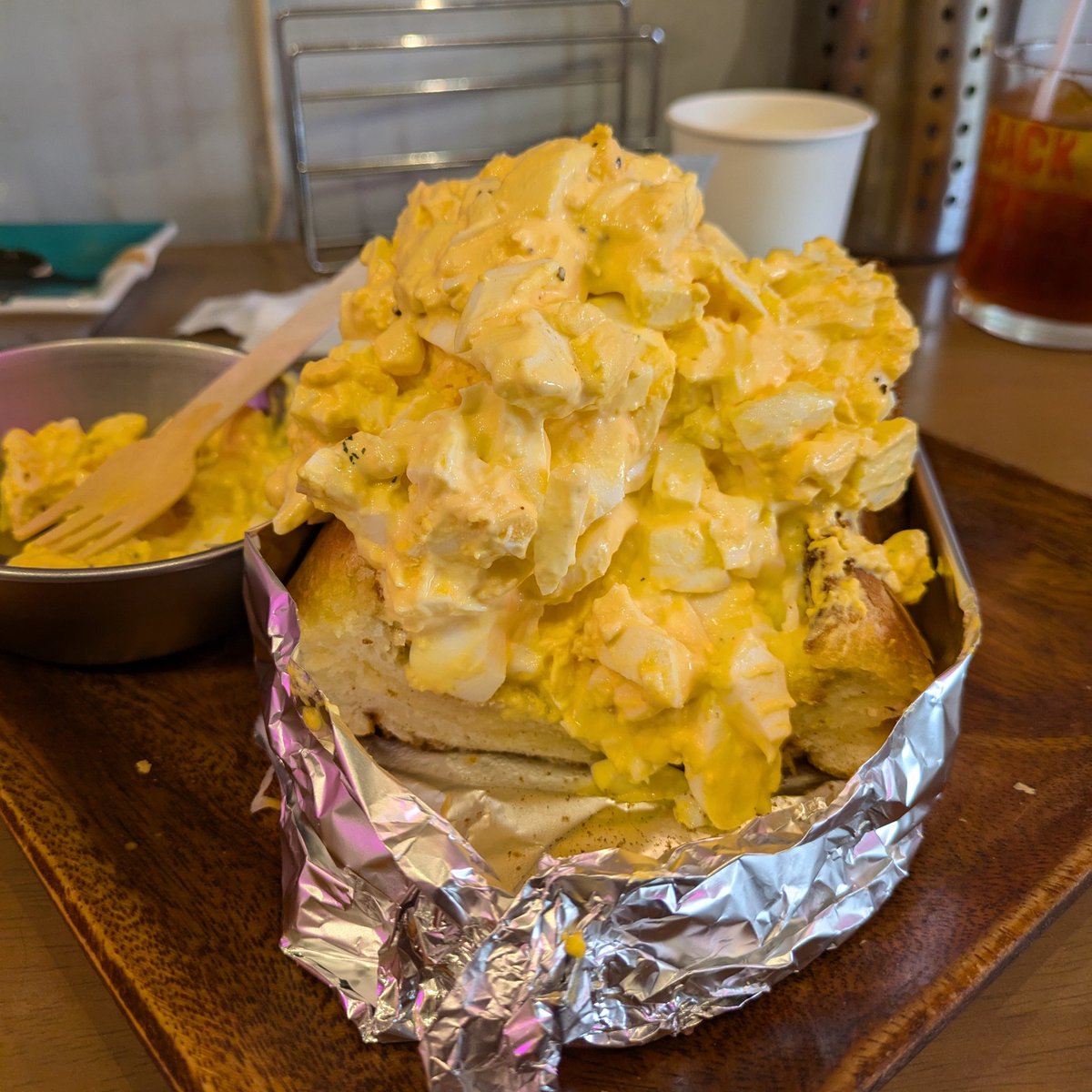 バックストリートコーヒー@京橋
ビックバン(ドリンク付き)
トラブル☹️(スマホをバスに忘れ見つかった)によりモーニング予定をランチに
厚さ7cmのバタートーストに
玉子12個使った特製玉子サラダが😍
玉子サンド好きにはたまりません
ご馳走様でした
東寺のアゲハさん2回目の演目から参加