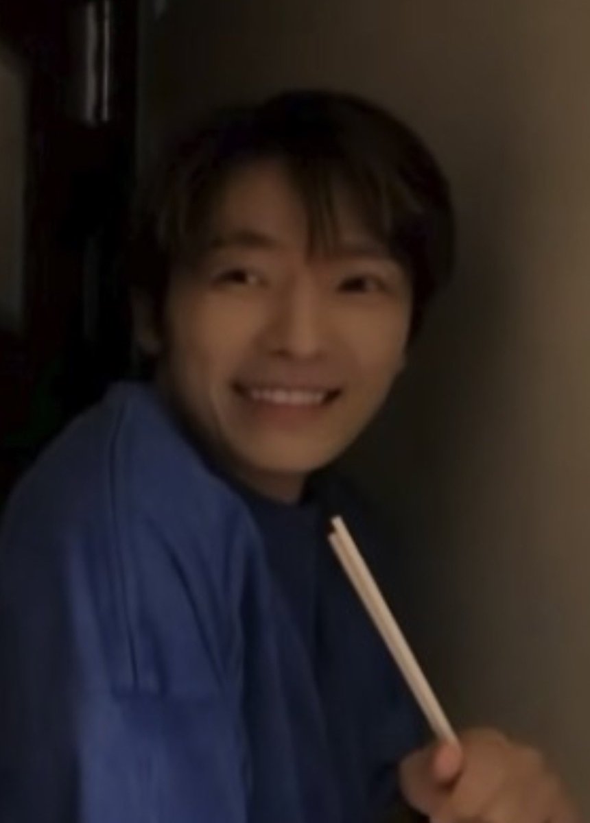 tokki_jinnhae's tweet photo. almost 20 years apart, same person, same mischieve, same aura, same vibe 

boy i miss his little canines 🥹 imagine if donghae’s teeth is still like that it would have been so cute 🥹 (he is still cute regardless hehe) https://t.co/kfkm1yF1uI