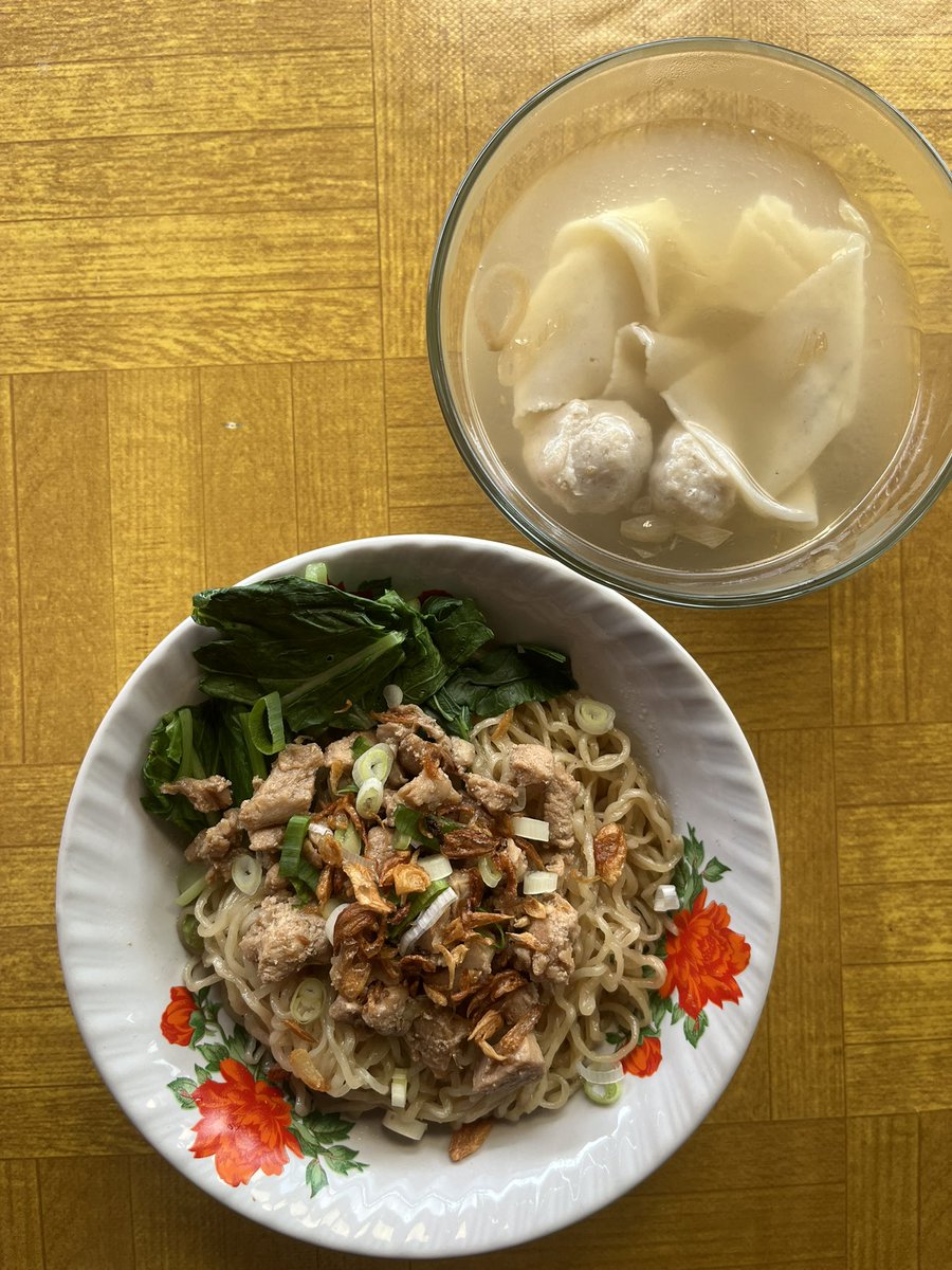 KulineRain's tweet photo. Semu aja bbm naik, selama harga mie ayam masih stabil. It’s okey

📍Bandar Mie ayam - Manunggal (samping sma 5) https://t.co/MzNA82lcPb