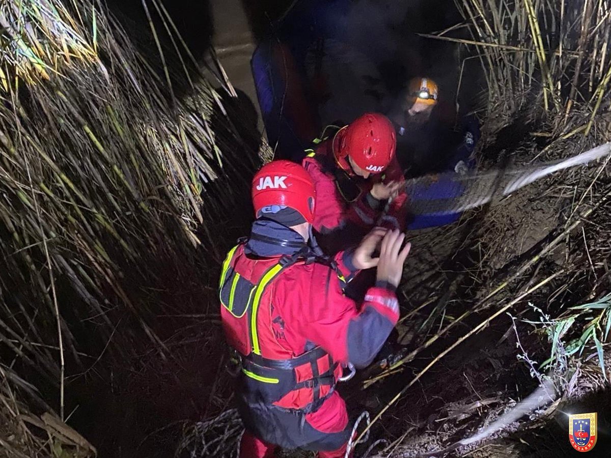 Jandarma Genel Komutanlığı emrinde görevli JAK ve SAK Timlerimiz tarafından 15 Mart-15 Nisan 2026 tarihleri arasında 23 olaya müdahale edildi.

Müdahale edilen olaylarda 20 vatandaşımız sağ olarak kurtarıldı.

🚩JAK Timlerimiz tarafından müdahale edilen olaylarda;
✔️Mahsur kalan