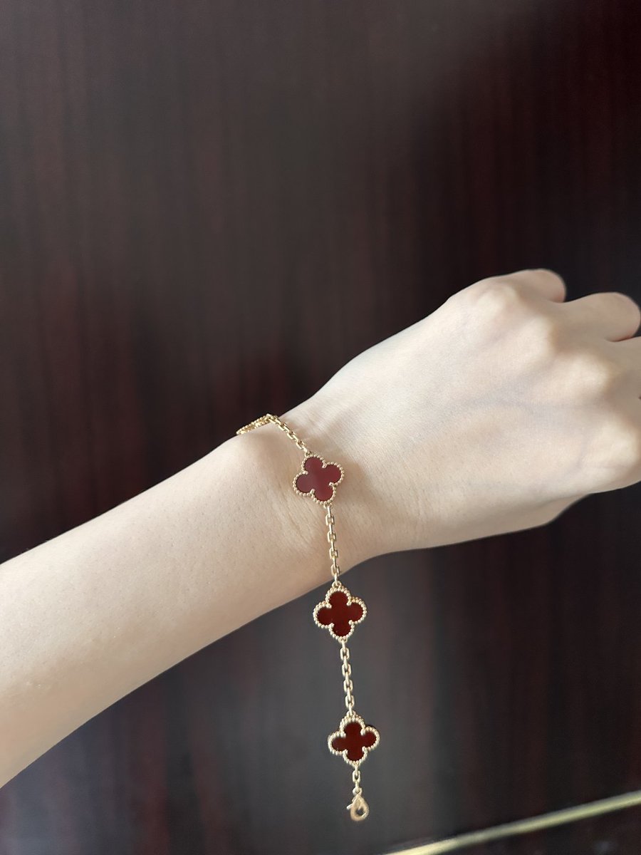 _M_Emma_'s tweet image. ヴァン クリーフ＆アーペルの赤い五花手链。#手链 #高級ジュエリー