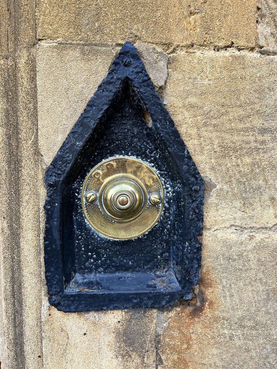 angelaproudnan's tweet image. I do love to spot an old doorbell 😁😍 #doors #history #SaturdayMorning #SaturdayVibes