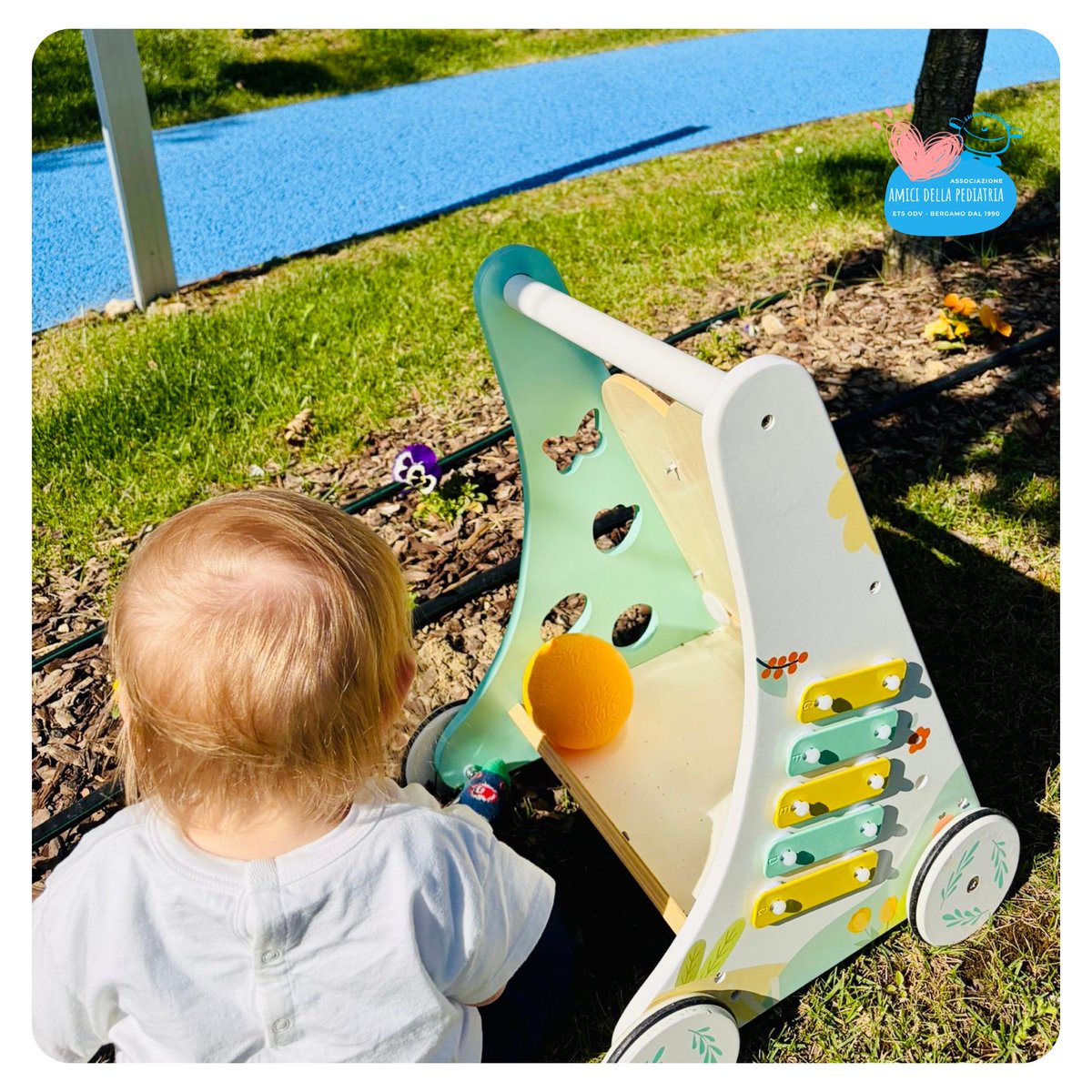 AmiciDellaPedia's tweet photo. #AmiciDellaPediatria 🩵 “CE L’HO FATTA! 👣
Al parco #GiCoBe il mondo è diventato improvvisamente immenso! Ho fatto i miei primi passi e mi sono sentito un gigante. La mamma riprendeva tutto, il papà guardava i video e i loro sorrisi erano il regalo più bello del mondo😍… https://t.co/KAwYImW1DH