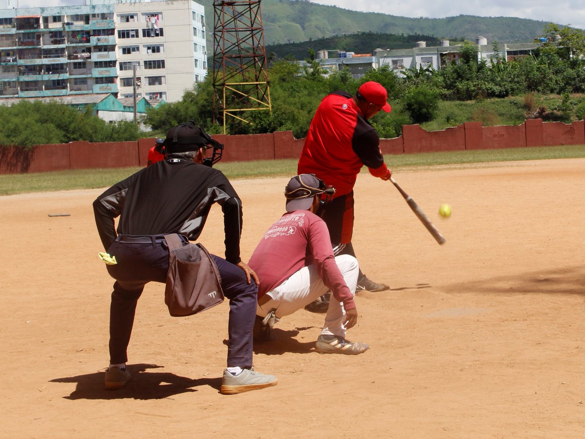 🇨🇺🥎| La Liga de Sóftbol Recreativo para Trabajadores de Santiago de Cuba retoma sus acciones este domingo en sus dos sedes habituales. El equipo líder, Atléticos, sumará su octava victoria sin jugar por la salida del Clínico del certamen.

•
•

#SantiagoDeCuba <a href="/LaCmkc/">Amigos de la Cmkc</a>