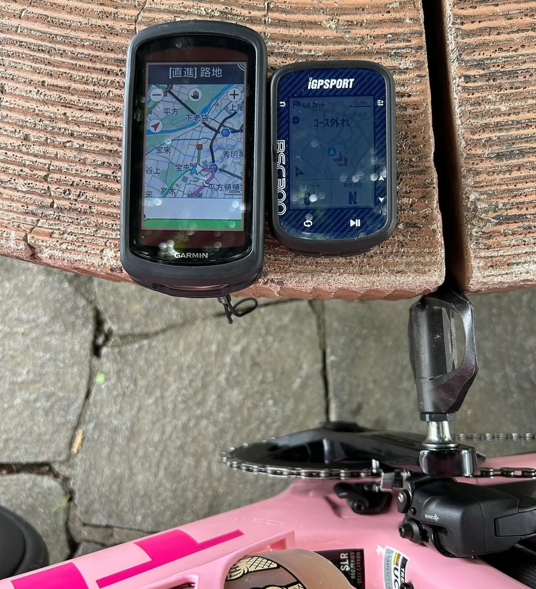 FZseeharod's tweet photo. 今日はIGPSPORTさんより提供していただいたBSC300のサイコンを使ってライドしてきました🚴���
わたしがいつも使っているガーミンと比較してみました
いつものよりだいぶサイズが小さいです
手のひらにちょこんと乗ってかわいいサイズです
ただ画面がいつもより小さいので少し見えにくいと感じました https://t.co/wufufmOOLF