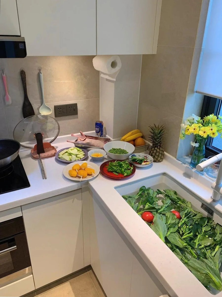 dcain183's tweet image. Swap junk for joy!  Grilled chicken + quinoa + roasted veggies = 300kcal, protein-packed, and ready in 15 mins. Your body will thank you later!  #MealPrep #CleanEating #FatLoss